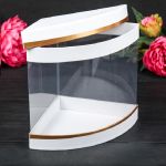 Коробка Белый треугольник 17х17х19,5см для цветов и конфет 3006833-2